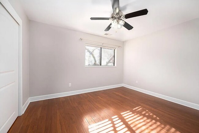 Building Photo - 524 W 10th St