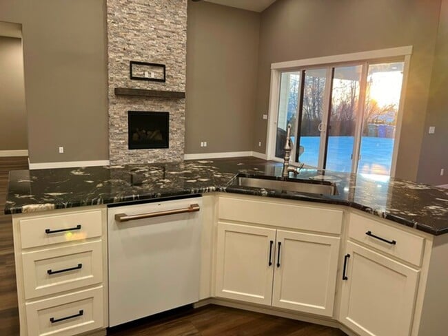 Building Photo - 3Bd/2Ba Single Story House - Available to ...