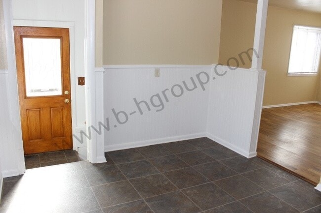 Building Photo - Desirable Southside Location!