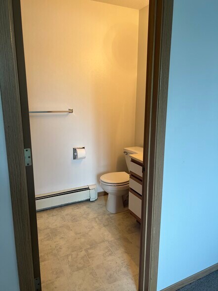 3/4 Master Bath - 412 6th Ave