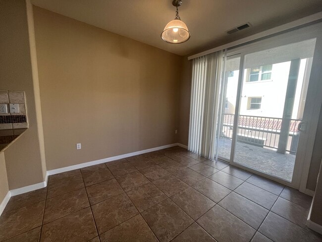 Building Photo - Spacious 3bed 2.5 bath available in Regency Park
