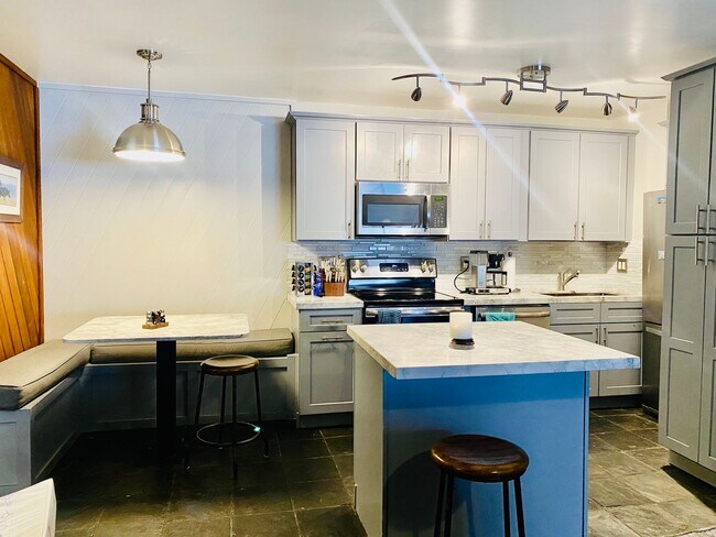 Building Photo - Stylish 2-Bed + Loft Mountain Condo in San...