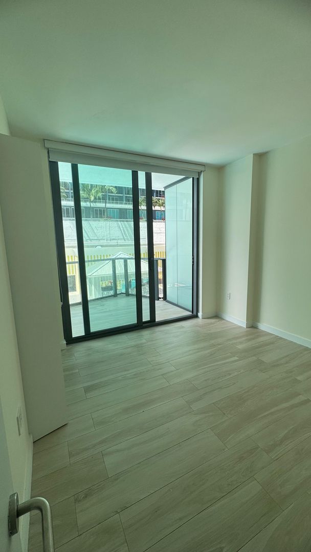 Building Photo - Amazing 3 bedrooms-3baths corner unit.