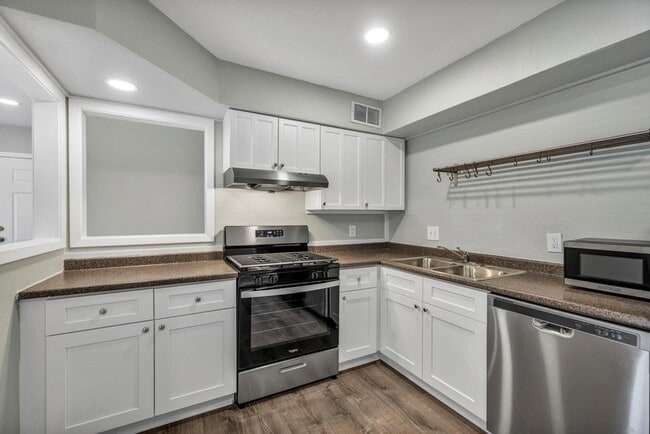 Building Photo - 2808 Skyway Cir