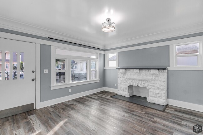 Building Photo - 641 W 43rd St