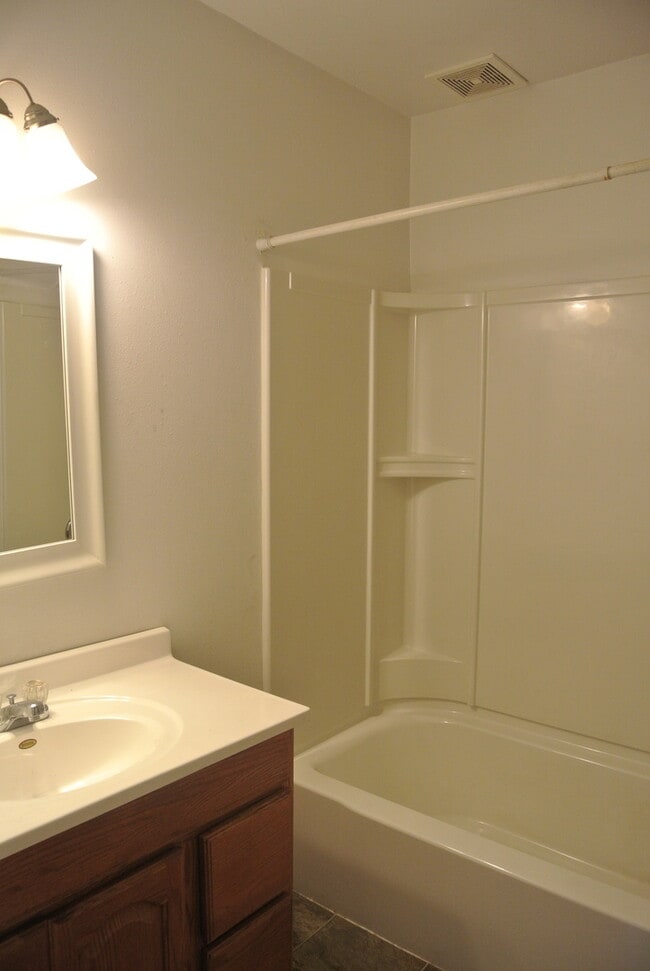 Building Photo - 2 Bedroom House!