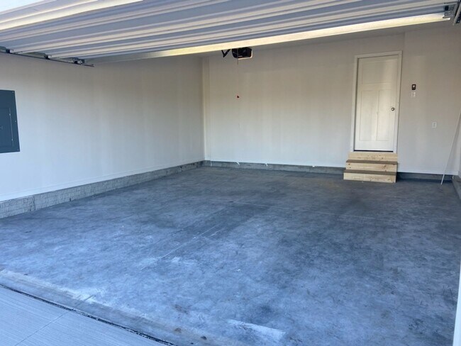 Building Photo - Luxury Newer Construction Home with Attached 2 Car Garage!