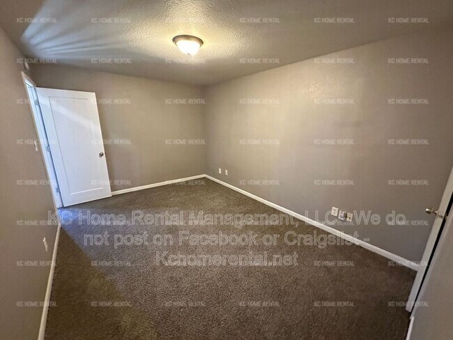 Building Photo - 4221 E 60 Terrace