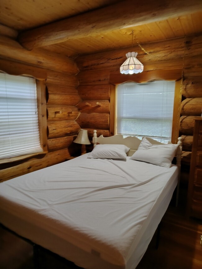 Building Photo - Therault Lake Log Home