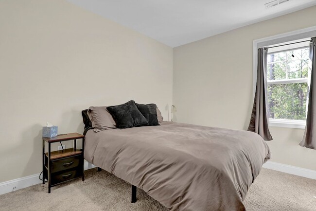 Building Photo - 424 Guppy Lp Rd