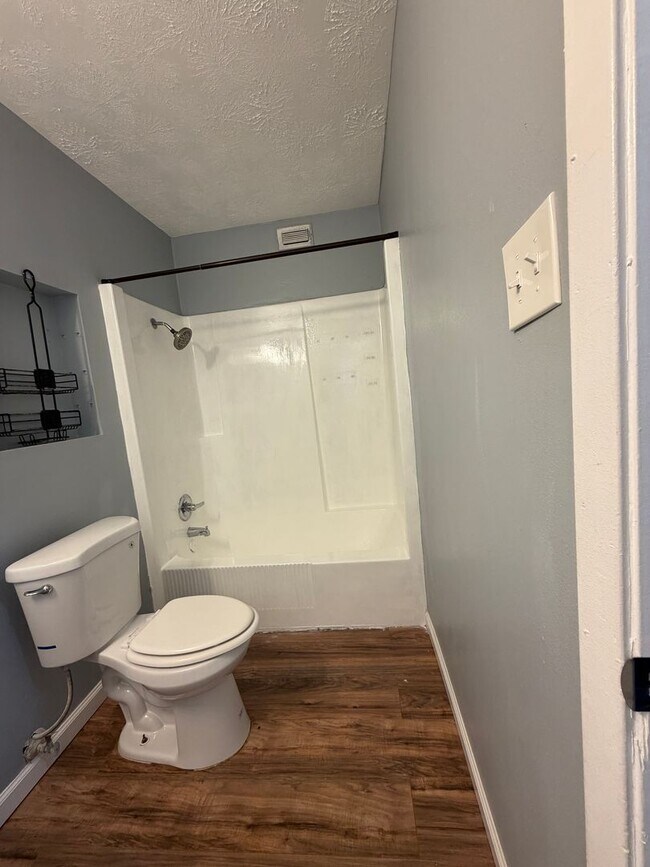 Building Photo - Spacious, 2 story townhouse