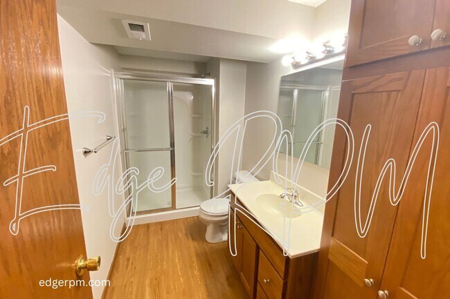 Building Photo - 3 BEDROOM 2 BATH DUPLEX Short Term Leasing!