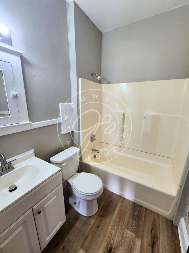 Building Photo - 2 bedroom Upper unit- over 1200 sq feet! P...