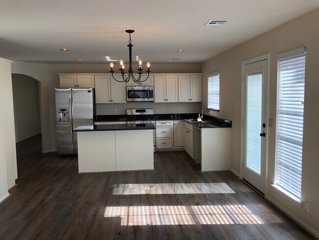 Building Photo - 800 N Laurel Ave