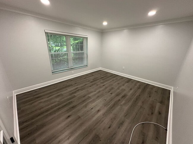 Building Photo - Spacious 4 Bedroom 3 Bath in Southoak