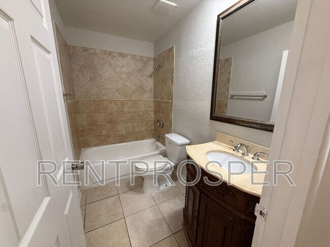 Building Photo - 4031 Versailles Dr