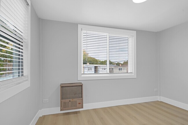 Building Photo - 2712 W Balmoral Ave