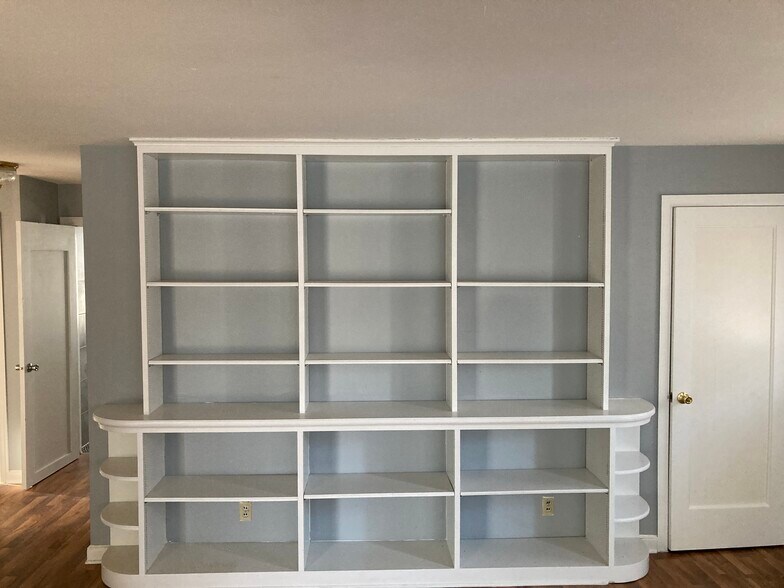 Building Photo - 4631 W Midland Dr