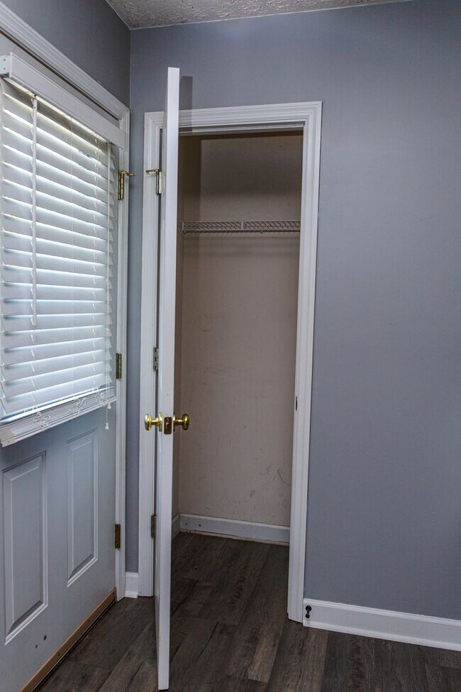 Building Photo - New Listing!