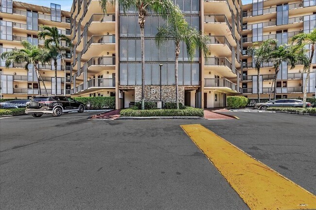 Building Photo - 3101 N Country Club Dr