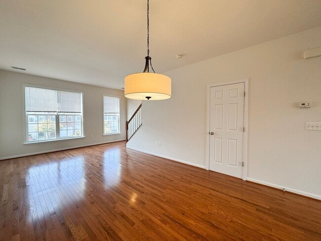 Building Photo - Gorgeous 3 Bed 3.5 Bath Interior Townhome In Powells Run Village