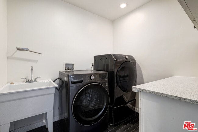 Building Photo - 9125 David Ave