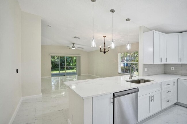 Building Photo - 5033 S La Sedona Cir