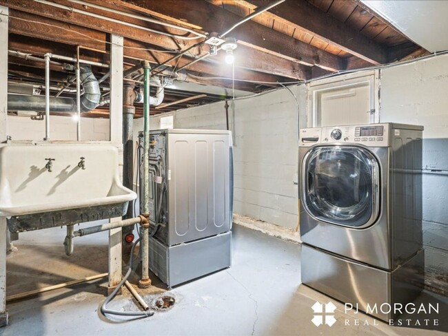 Building Photo - 3 bedroom 2 bath house in midtown! RENTAL ...