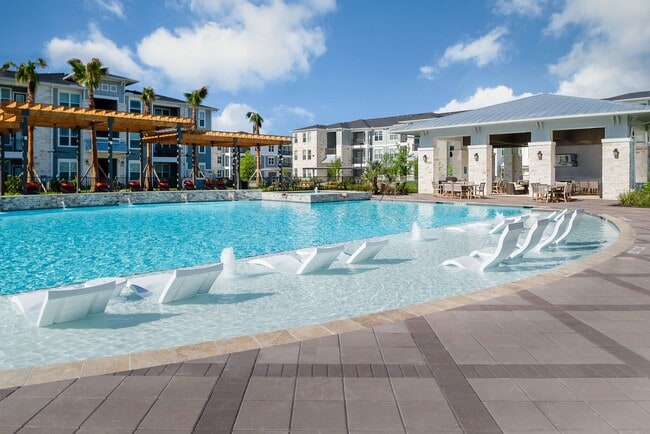 Building Photo - Sapphire Bay
