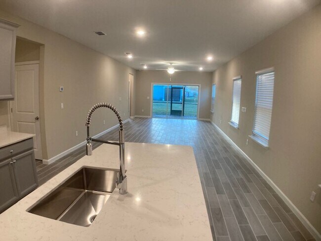 Building Photo - Stylish & Low-Maintenance Living in Oakleaf Community