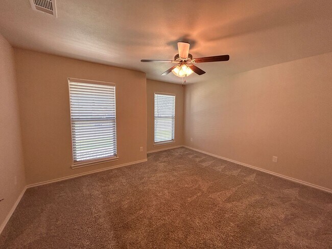 Building Photo - 4 bedroom 3 bathroom