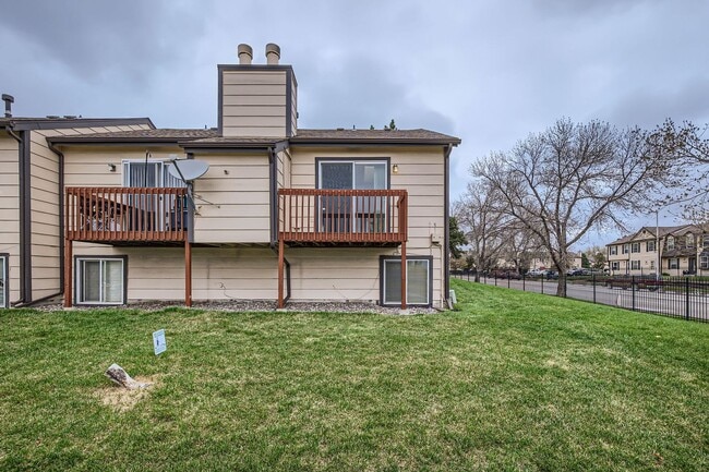 Building Photo - 2 Bedroom, 1 1/2 Half Bath, End Unit Townhome!