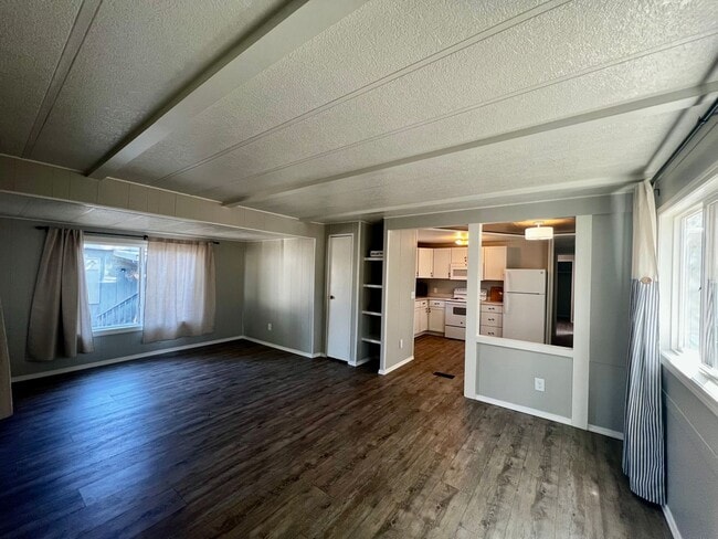Building Photo - Newly Remodeled 3-Bedroom on Fully-Fenced Lot