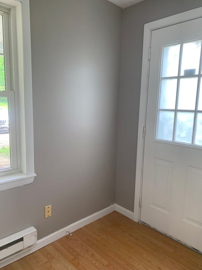 Building Photo - MADISON RANCH WITH 2 BATHS!