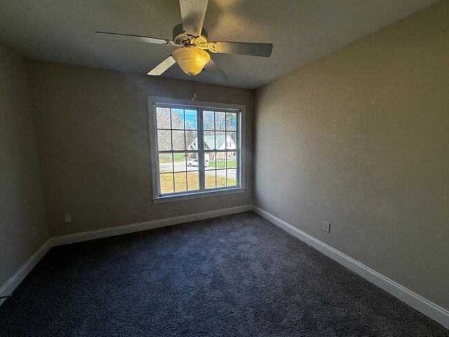 Building Photo - 181 New Hampshire Ct