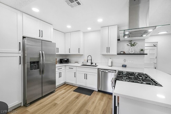 Building Photo - 5576 W Rochelle Ave.