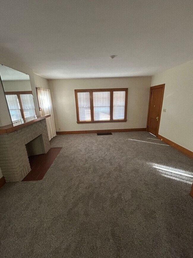 Building Photo - 1439 Vassar Dr