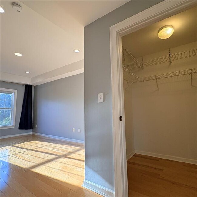 Building Photo - 3275 Lenox Rd NE