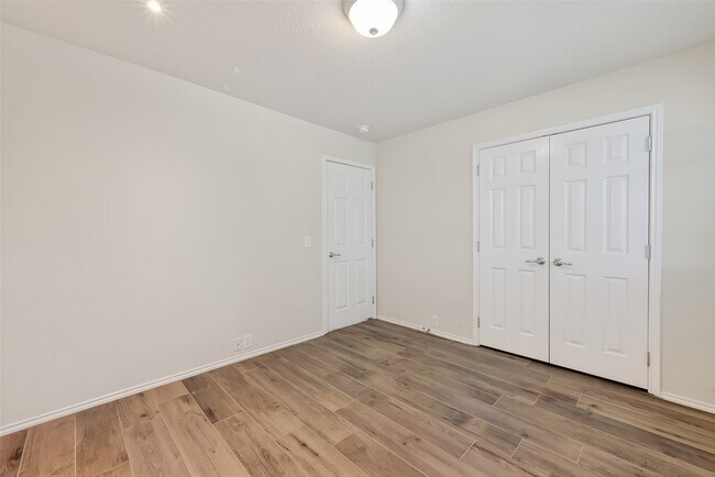 Building Photo - 827 Honeysuckle Vine Dr