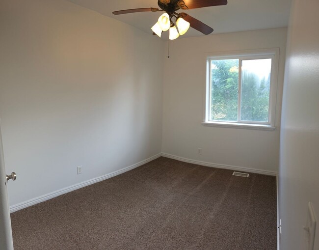 Building Photo - LEASE TAKEOVER - 3 Bed, 1.5 bath townhome available in the Vallinda Community