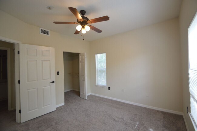 Building Photo - 1 bed/1 bath with Den in CARROLLWOOD AREA:...