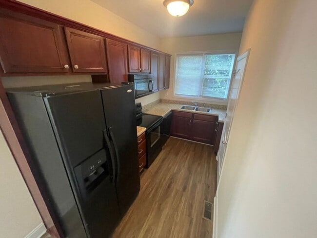 Building Photo - 5 bed, 4 bath townhome WALKING DISTANCE to Downtown & UGA campus!