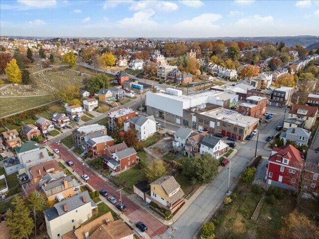 Building Photo - Updated 2 Bed, 1.5 Bath Home in Carrick For Rent – Move-In Ready