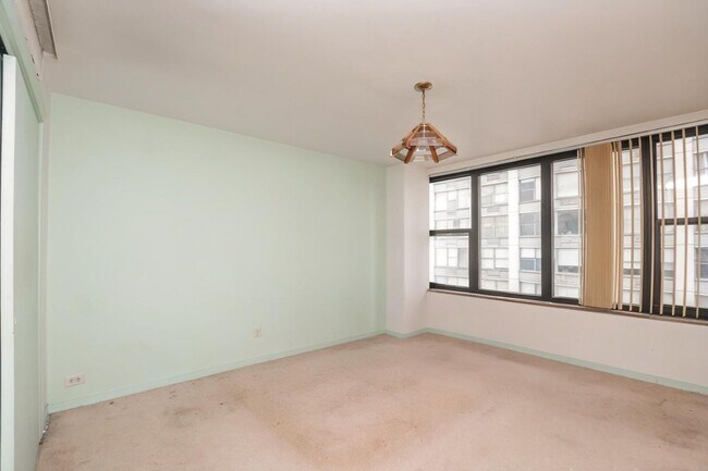 Building Photo - 5801 N Sheridan Rd