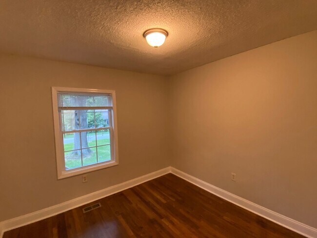 Building Photo - Charming 3 bedroom home in the heart of do...