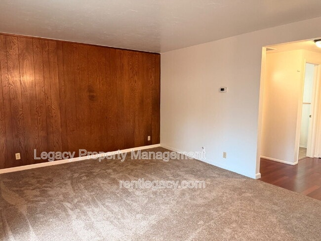 Building Photo - 1427 Bel Air Dr