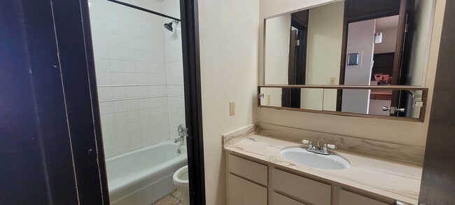 Building Photo - Upper Level 2 Bedroom 1 Bath