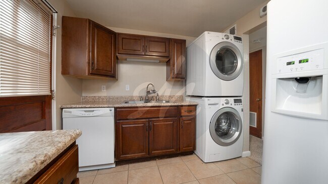 Building Photo - Make This Spacious 2-Bedroom Duplex Your Next Home