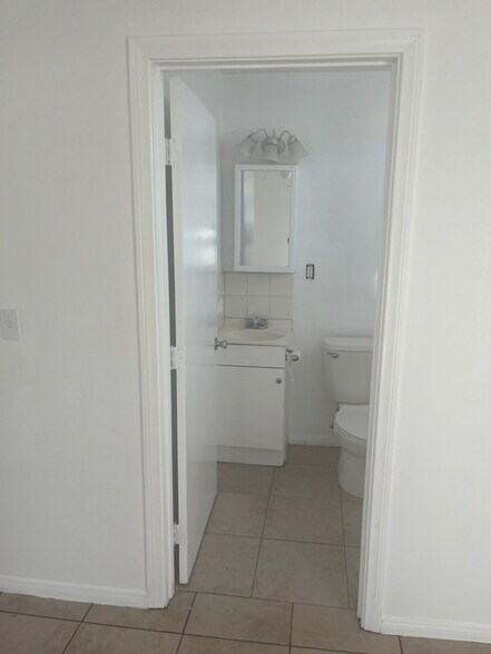 Building Photo - 102 W Hall Ave