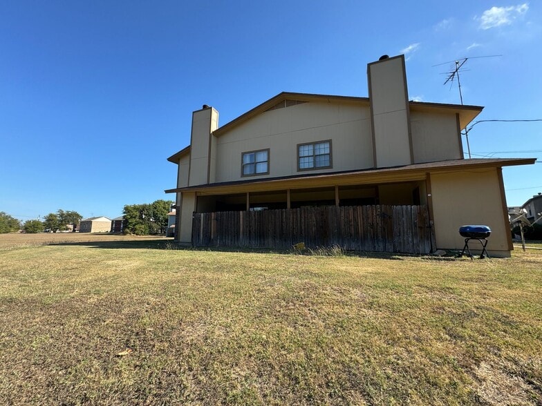 Building Photo - 1701 Cedarview Cir